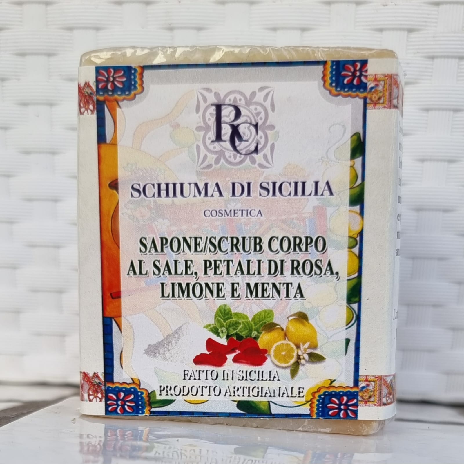 Sapone al Sale, petali di rosa, limone e menta.