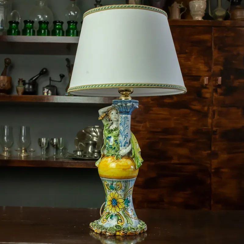 Lume in ceramica con dama
