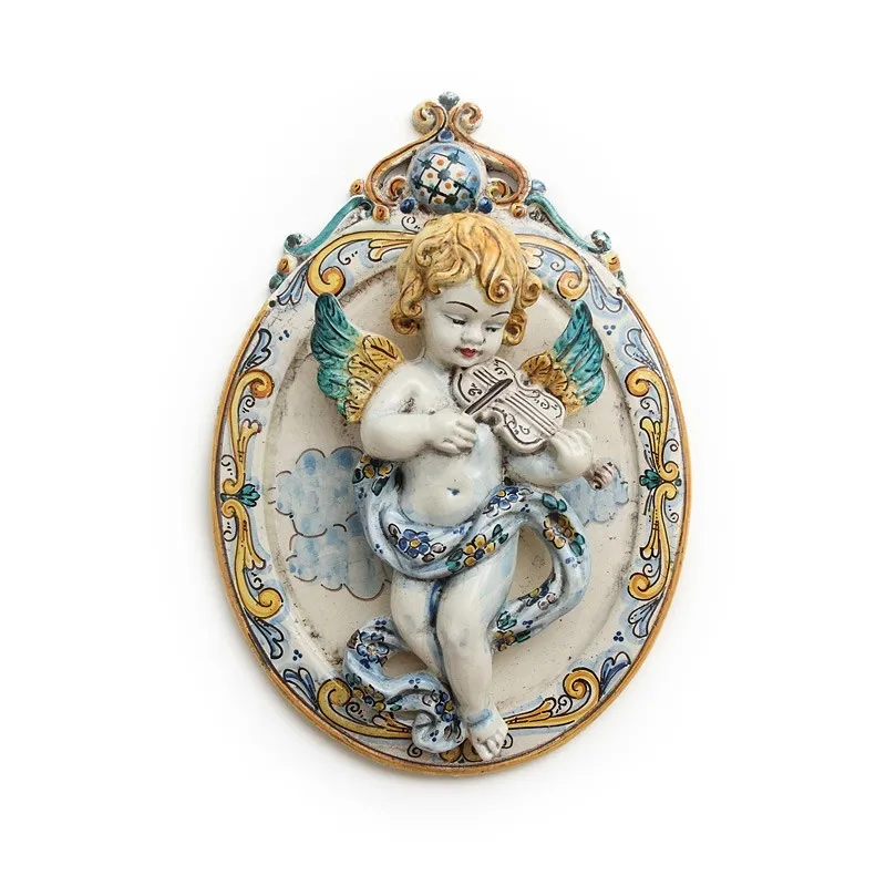 Puttino in ceramica con violino.